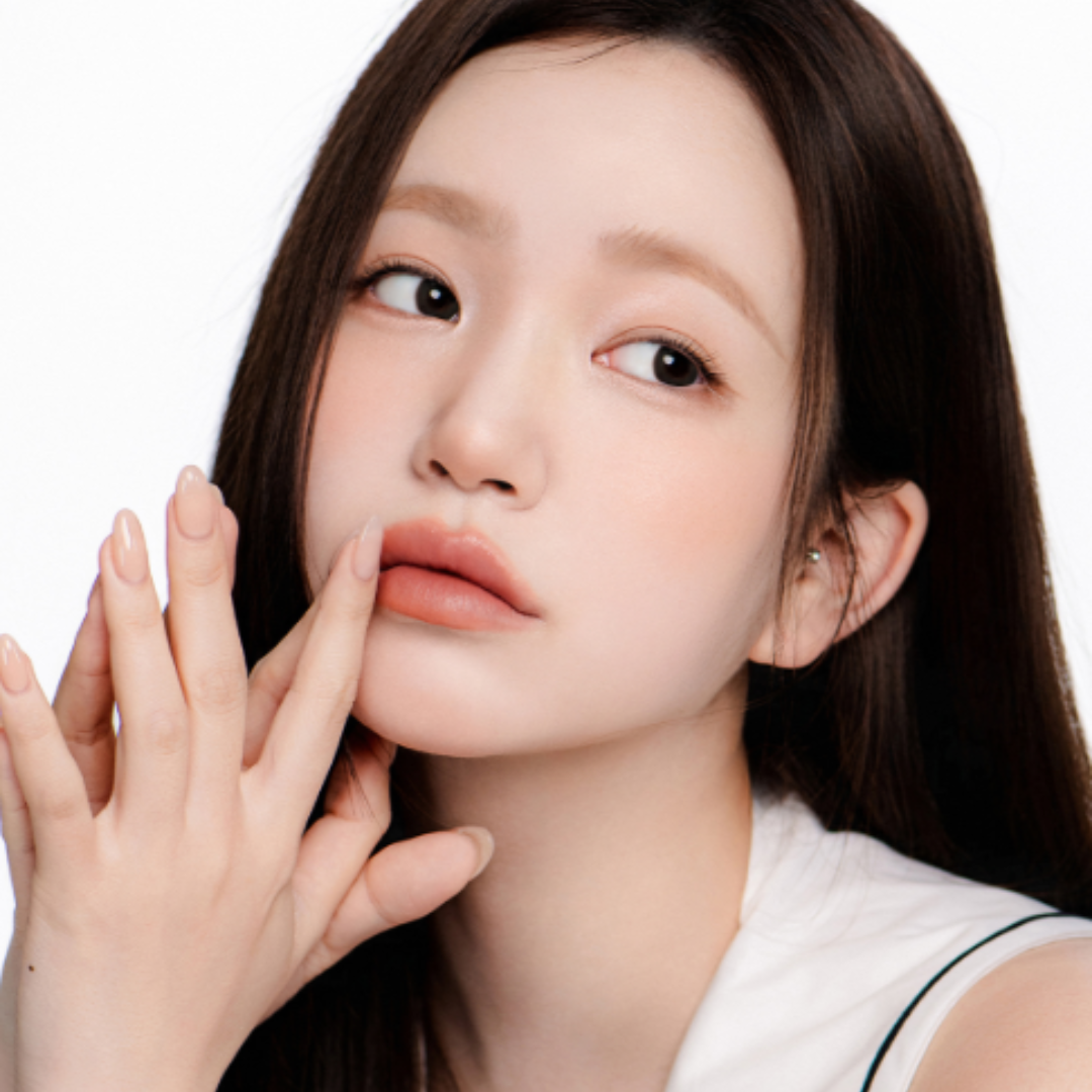 คอนแทคเลนส์โทนน้ำตาลเข้มบนดวงตาจริง